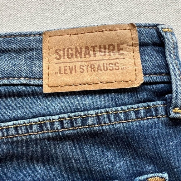EUC Levi's Women's Bermuda Classic Denim Shorts Dark Wash 2/W26 🔥🔥 (D2) - Picture 6 of 6